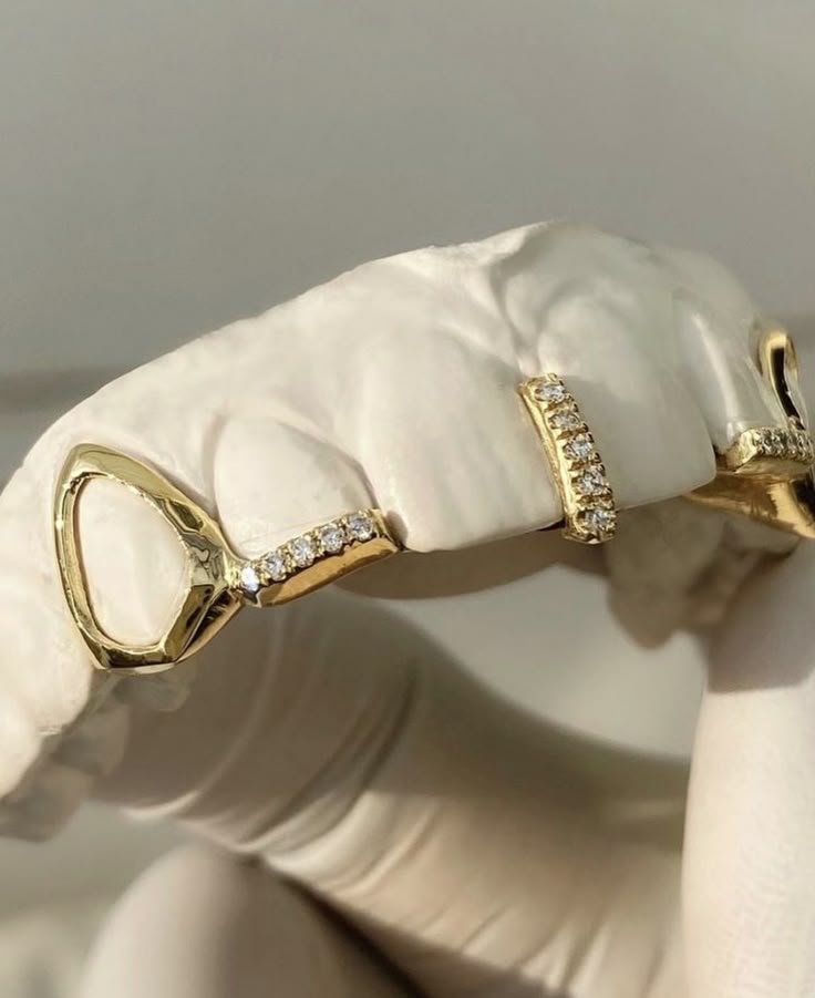 Teardrop-shaped grillz with a lower bar