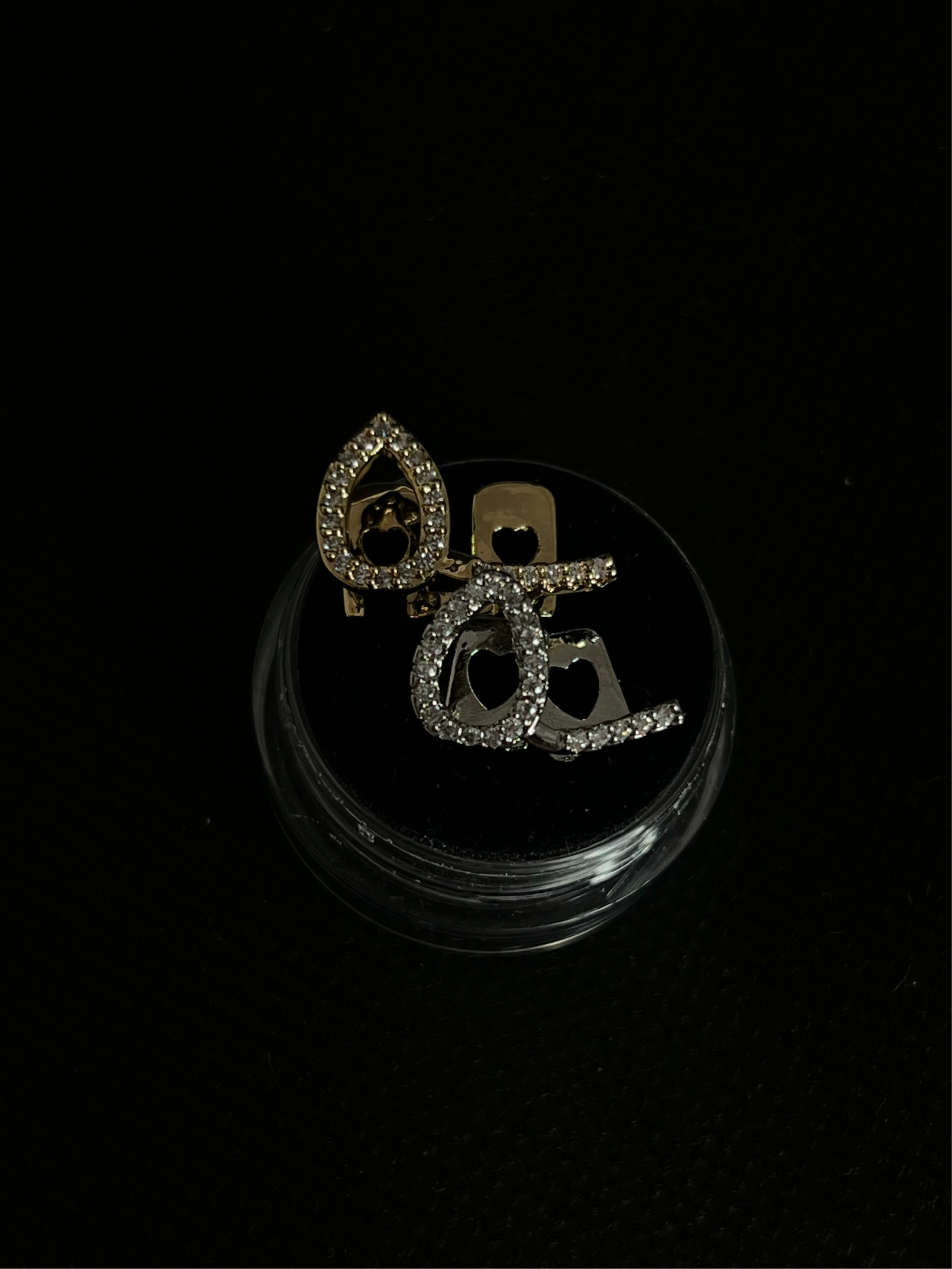 Teardrop-shaped grillz with a lower bar