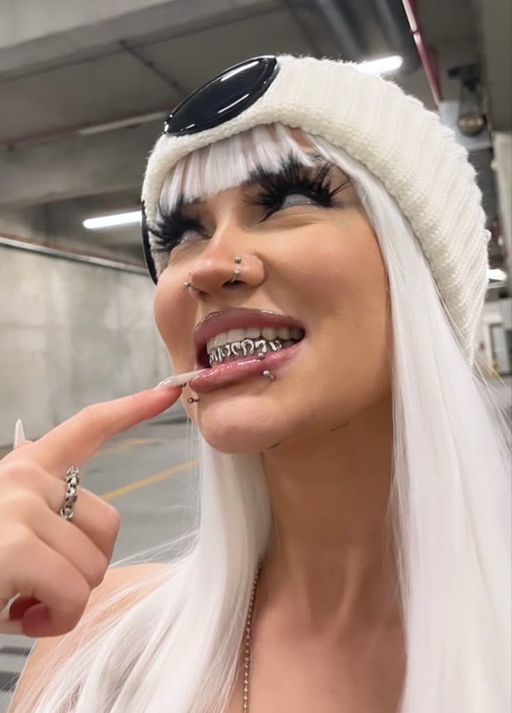 Upper + Bottom teeth grillz with gems