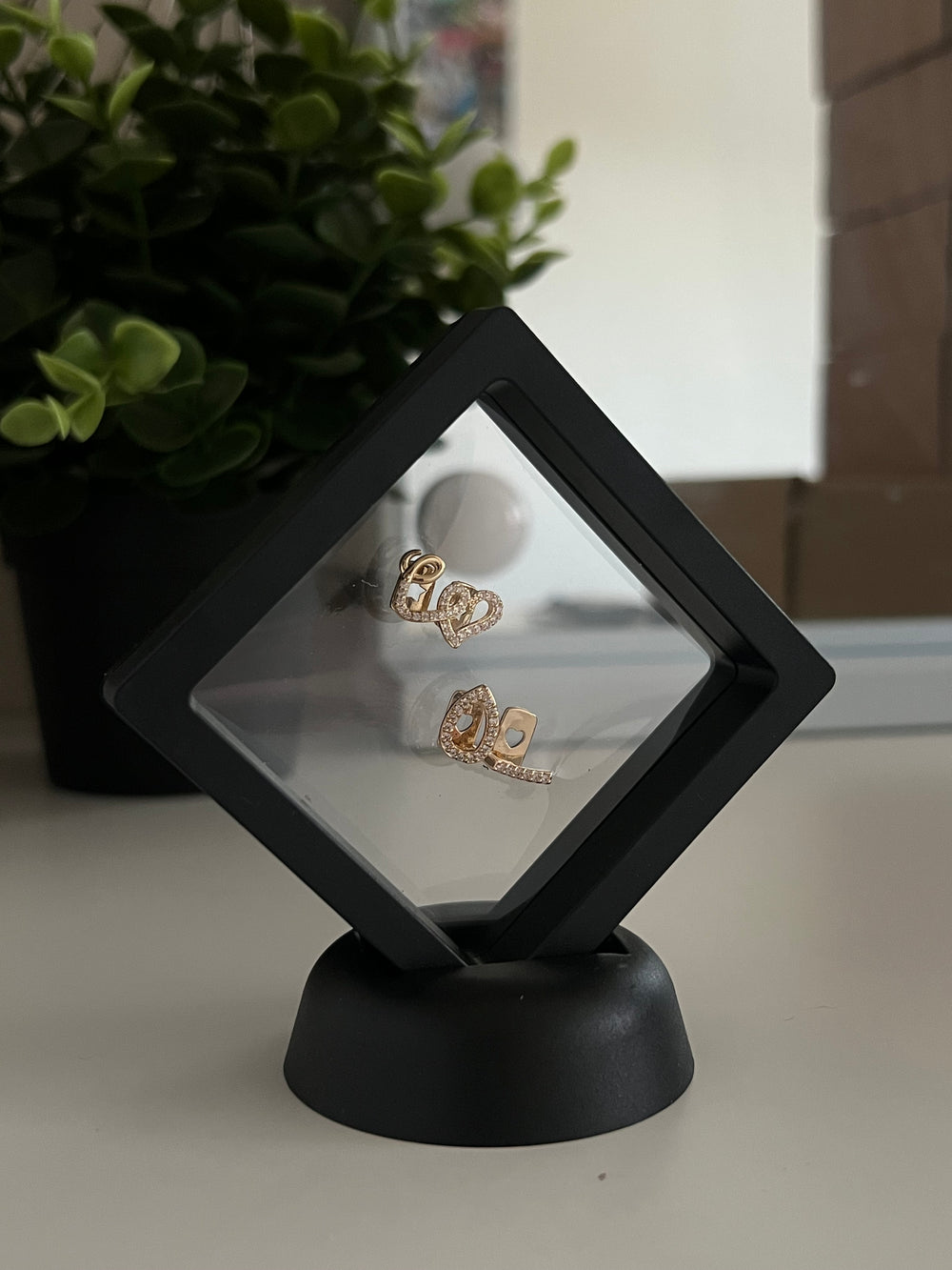 Teardrop-shaped grillz with a lower bar