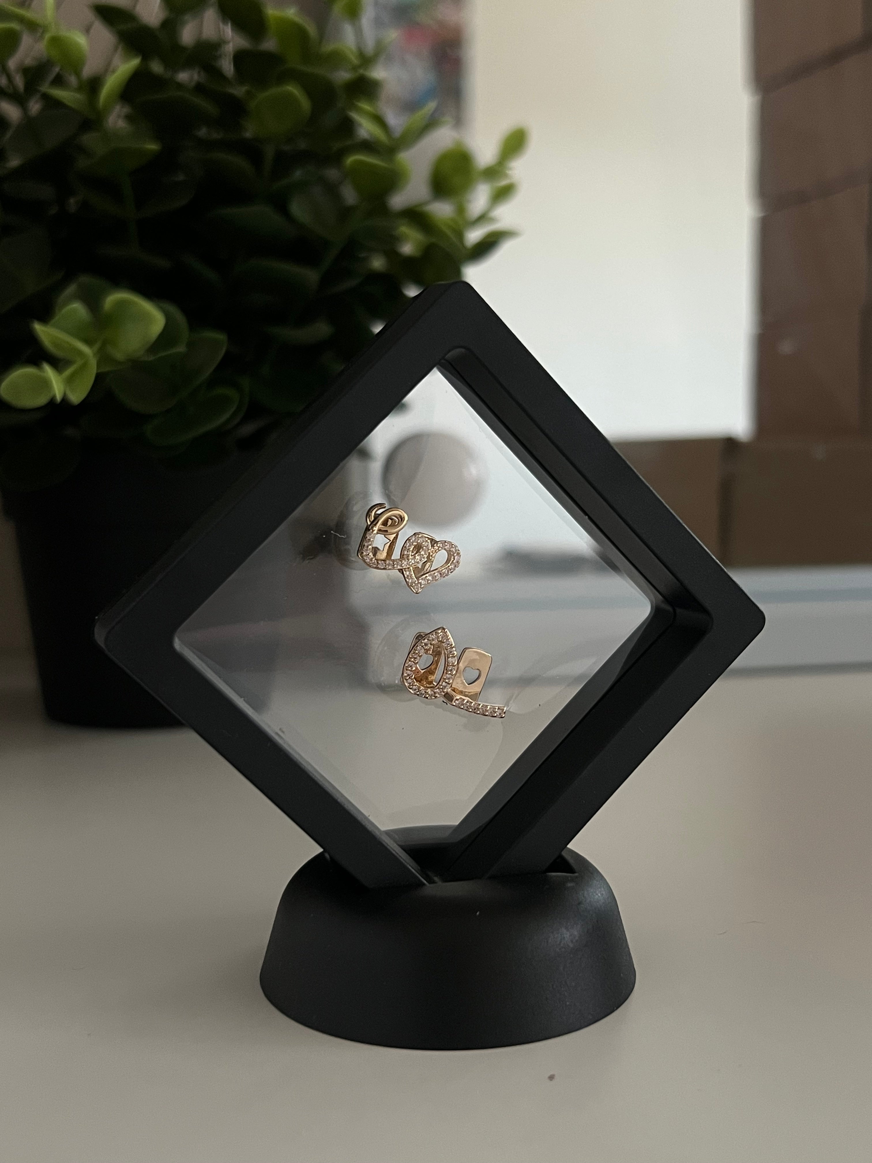 Teardrop-shaped grillz with a lower bar
