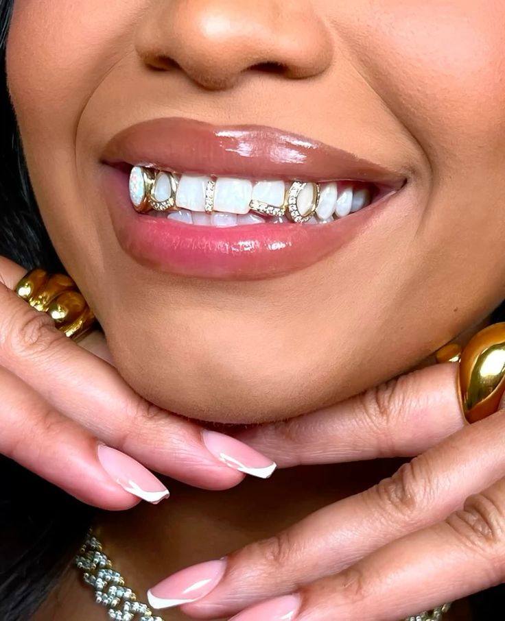 Teardrop-shaped grillz with a lower bar