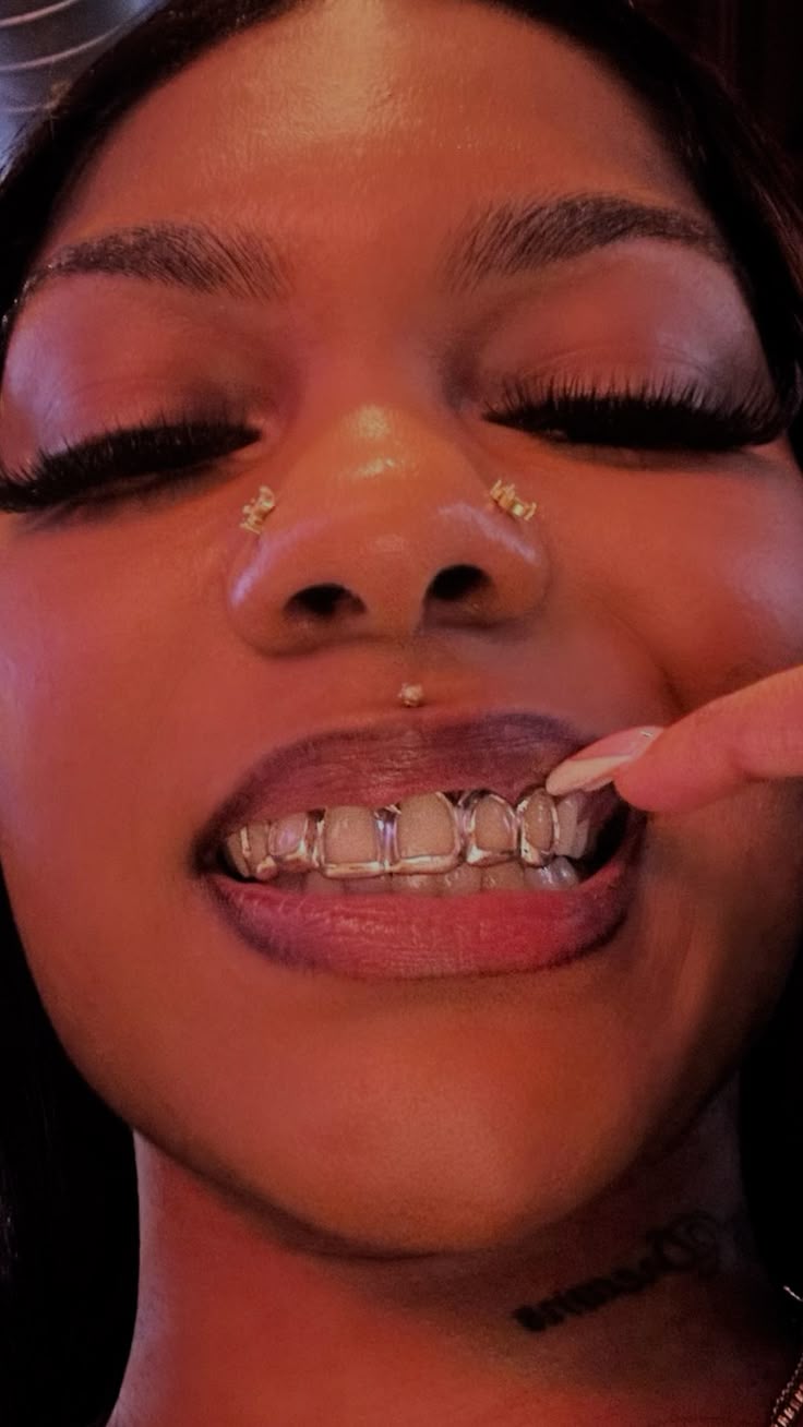 Upper + bottom teeth grillz (2pcs)
