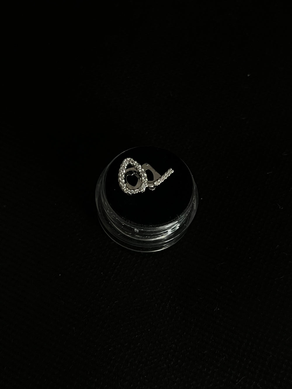 Teardrop-shaped grillz with a lower bar