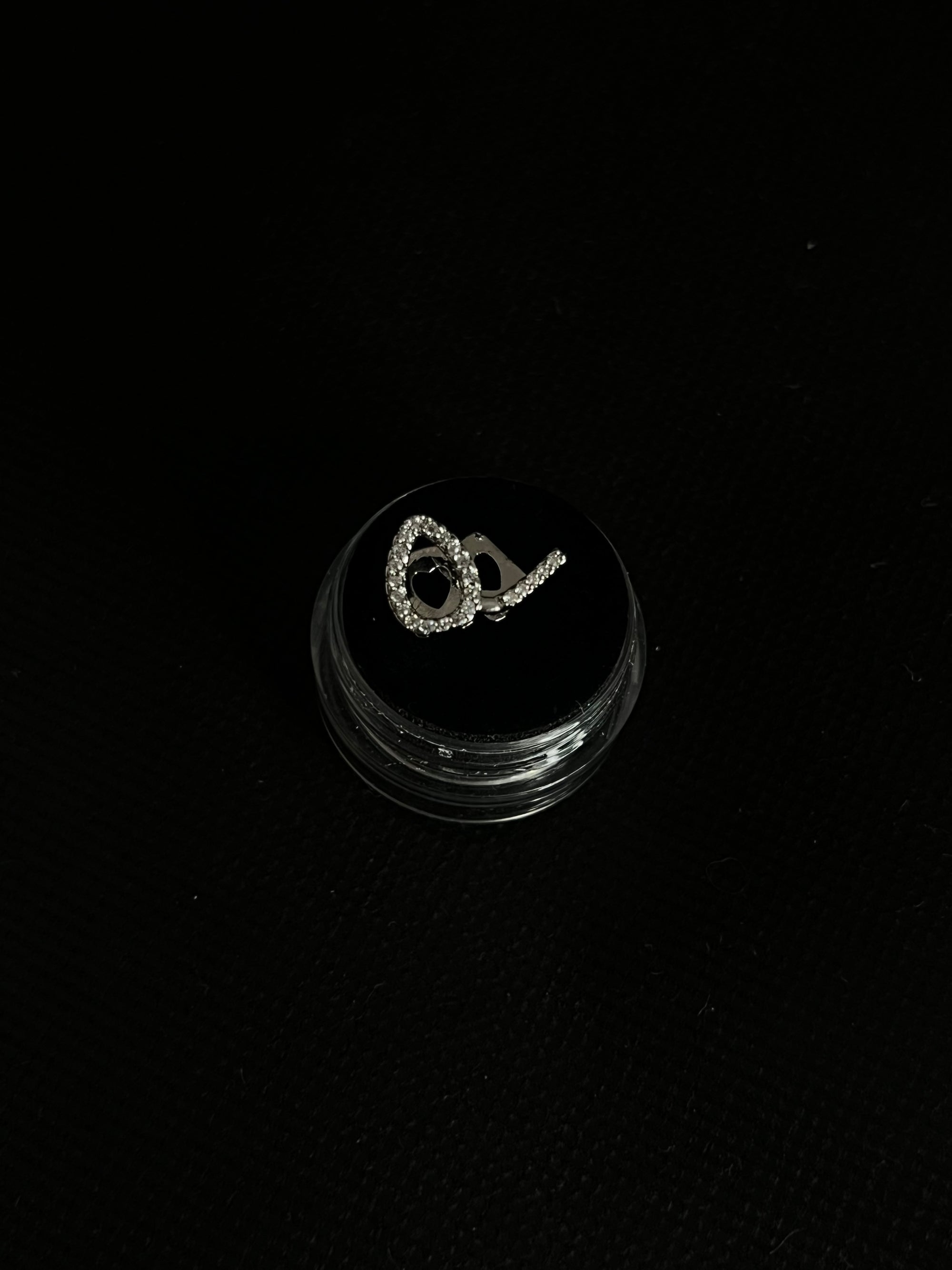 Teardrop-shaped grillz with a lower bar