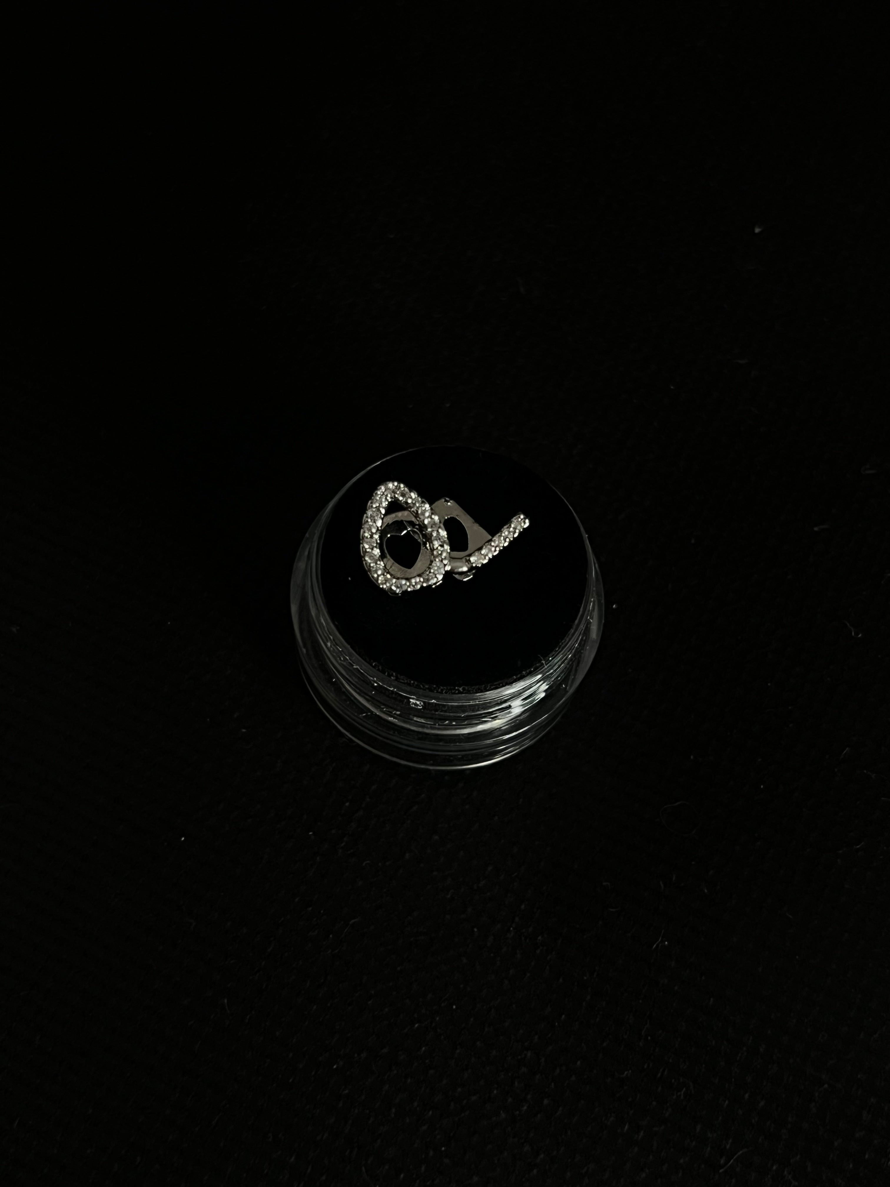 Teardrop-shaped grillz with a lower bar