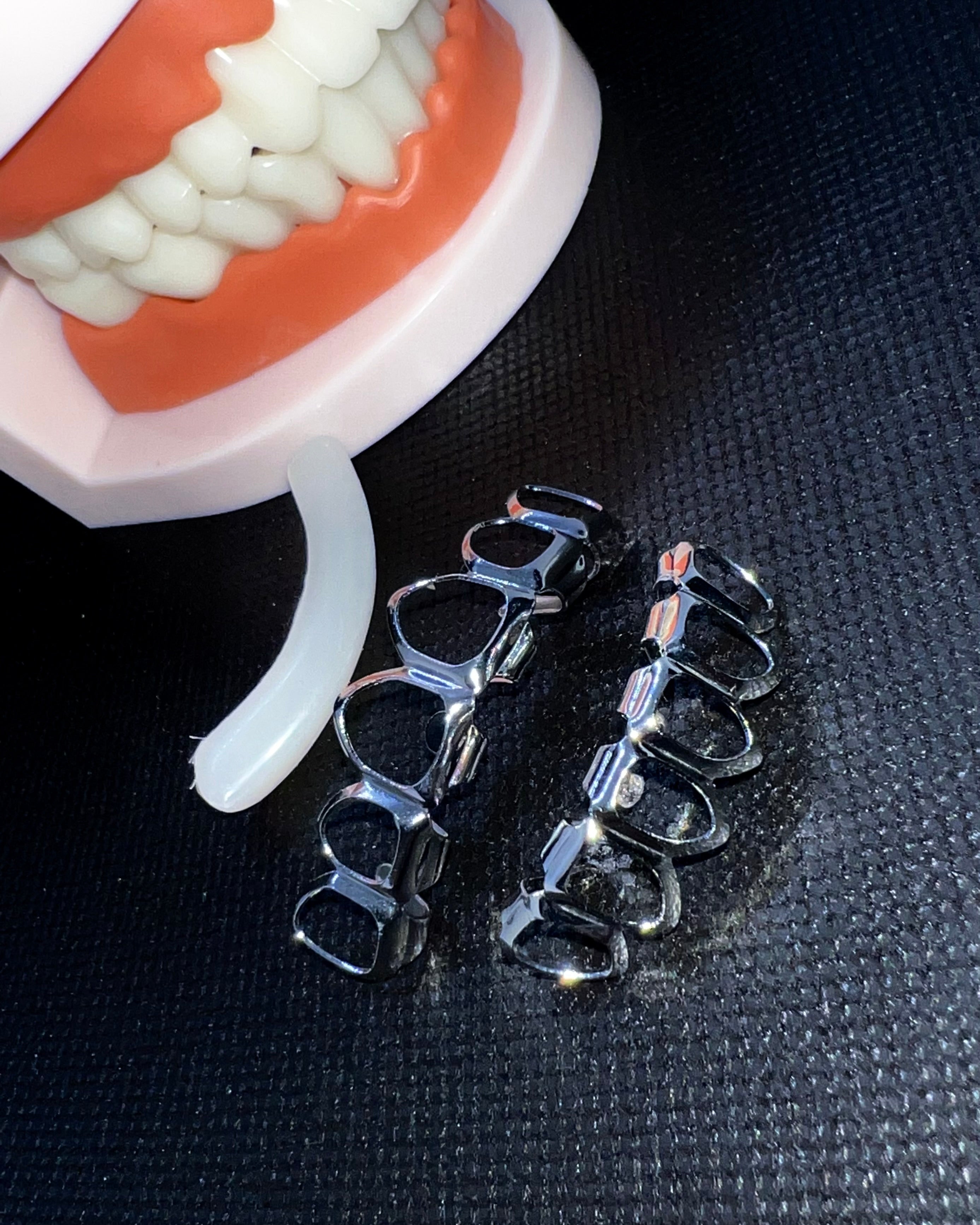 Upper + bottom teeth grillz (2pcs)