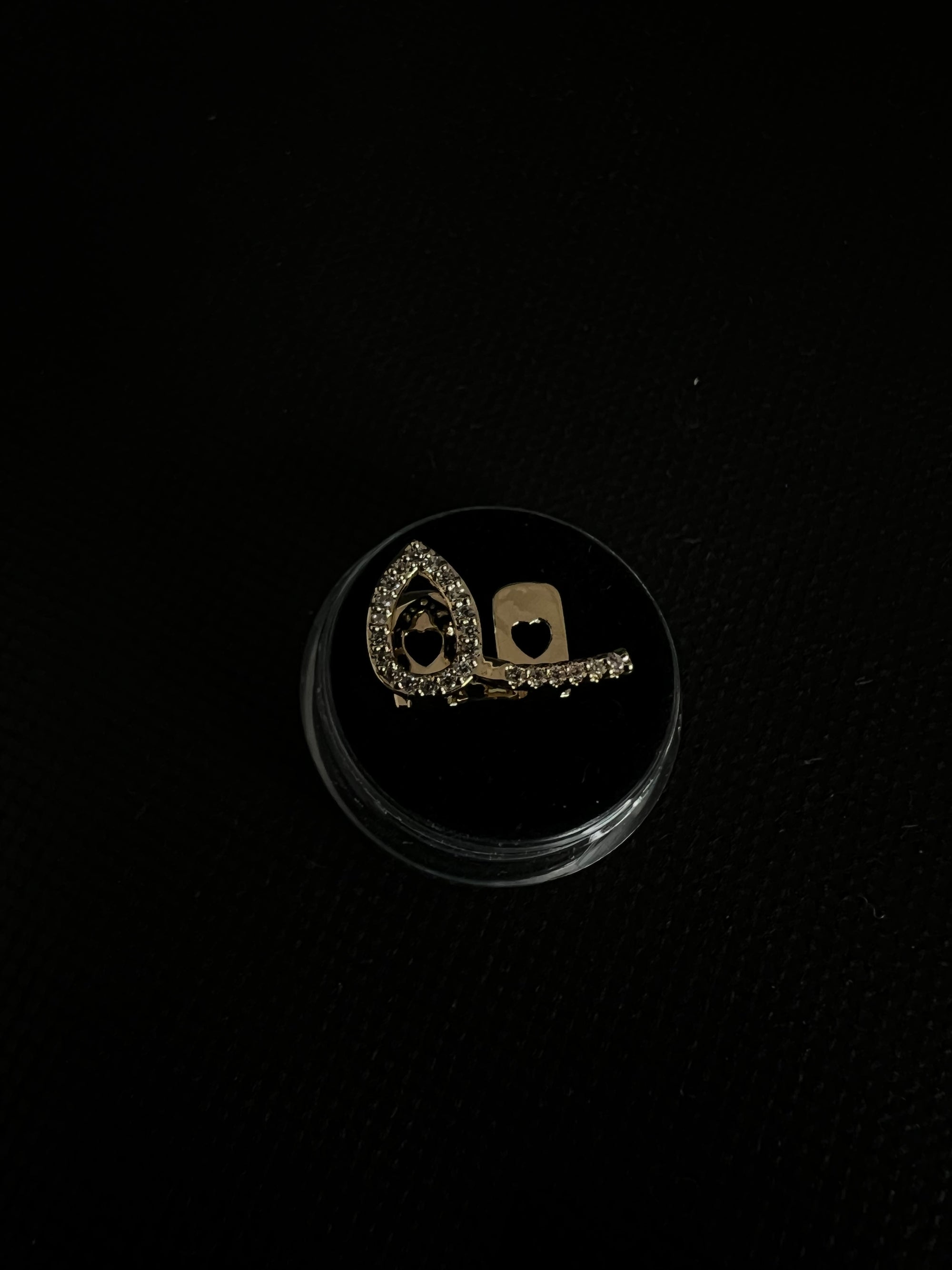 Teardrop-shaped grillz with a lower bar
