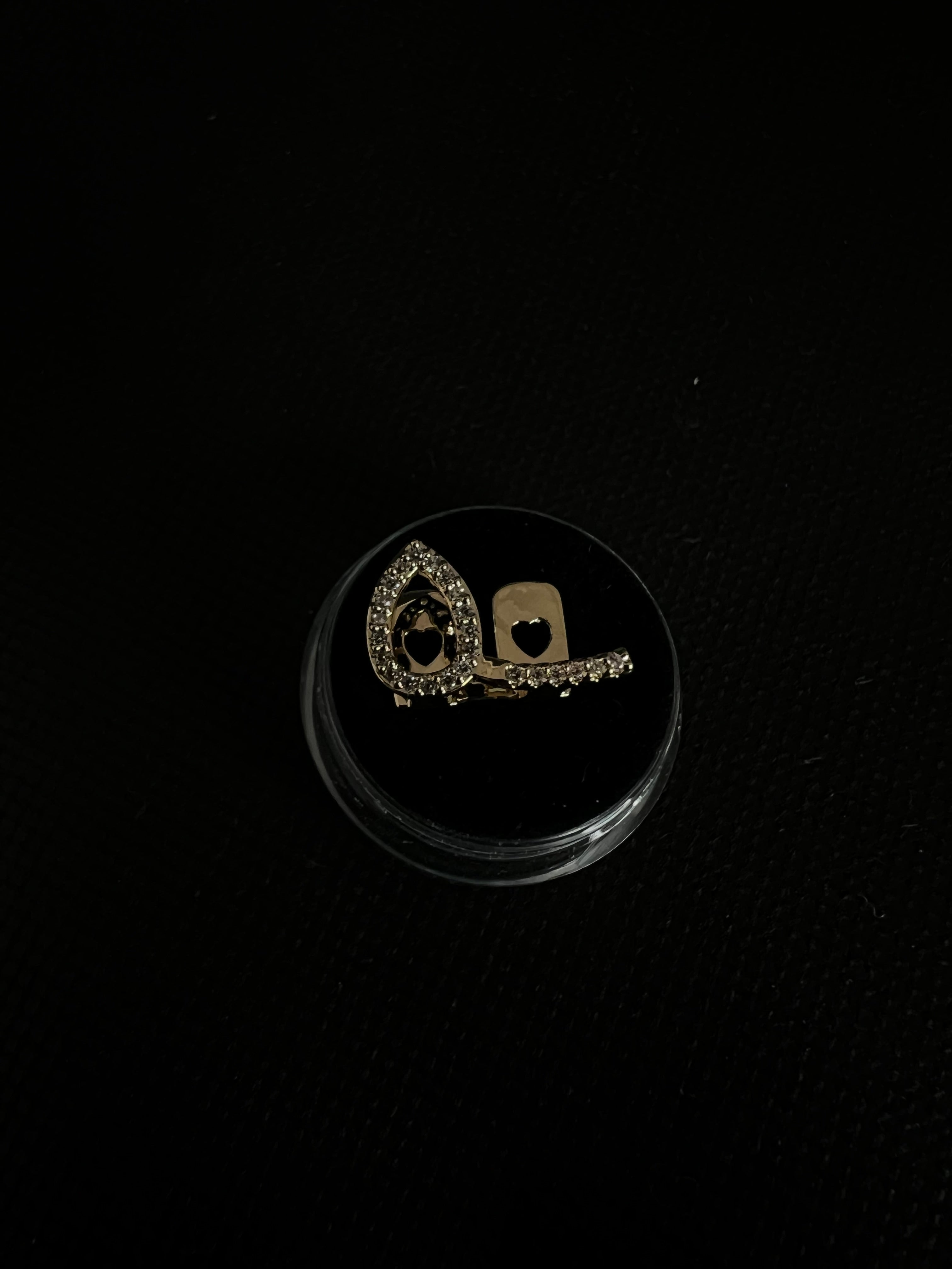 Teardrop-shaped grillz with a lower bar