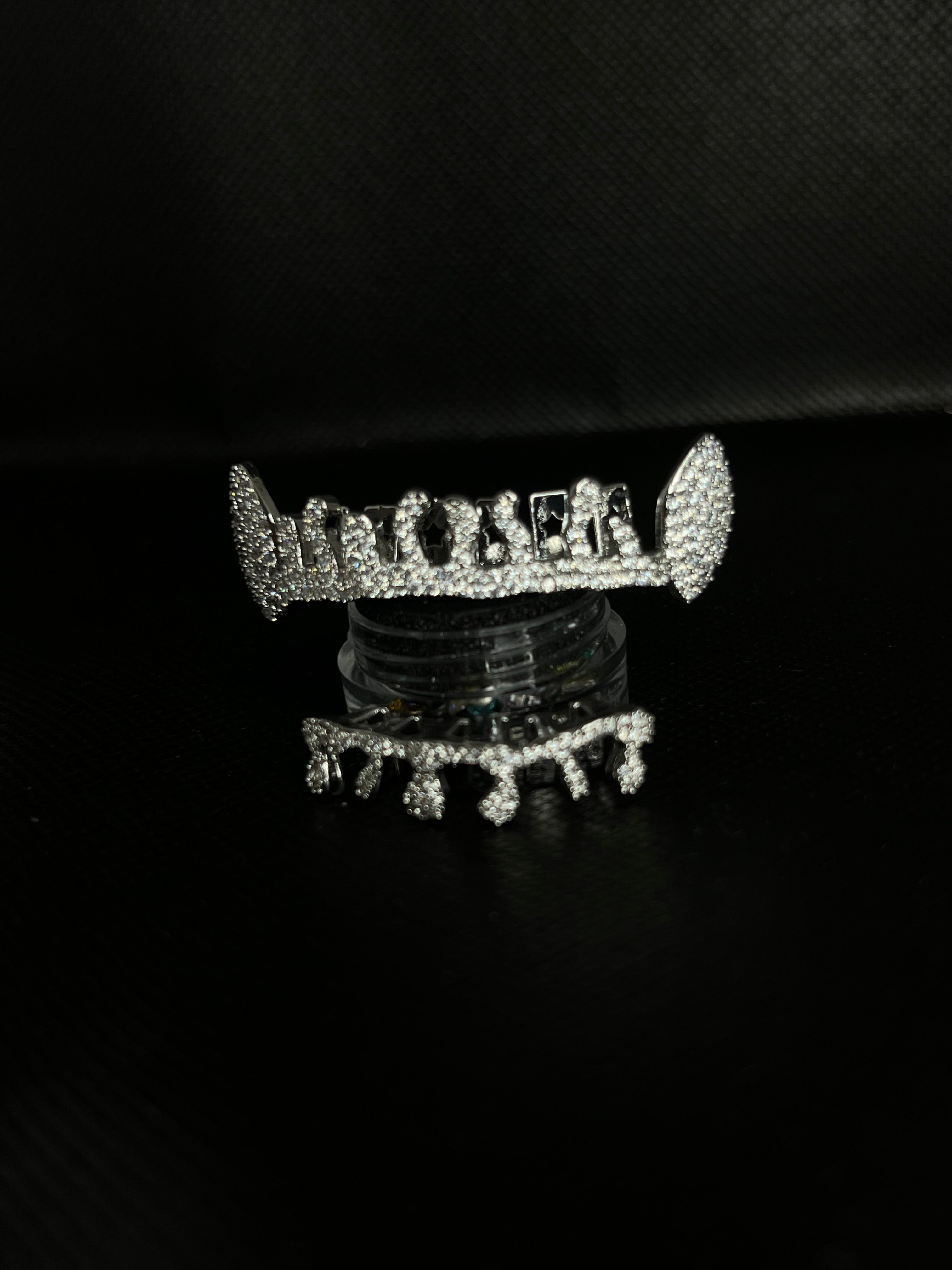 Upper + Bottom teeth grillz with gems