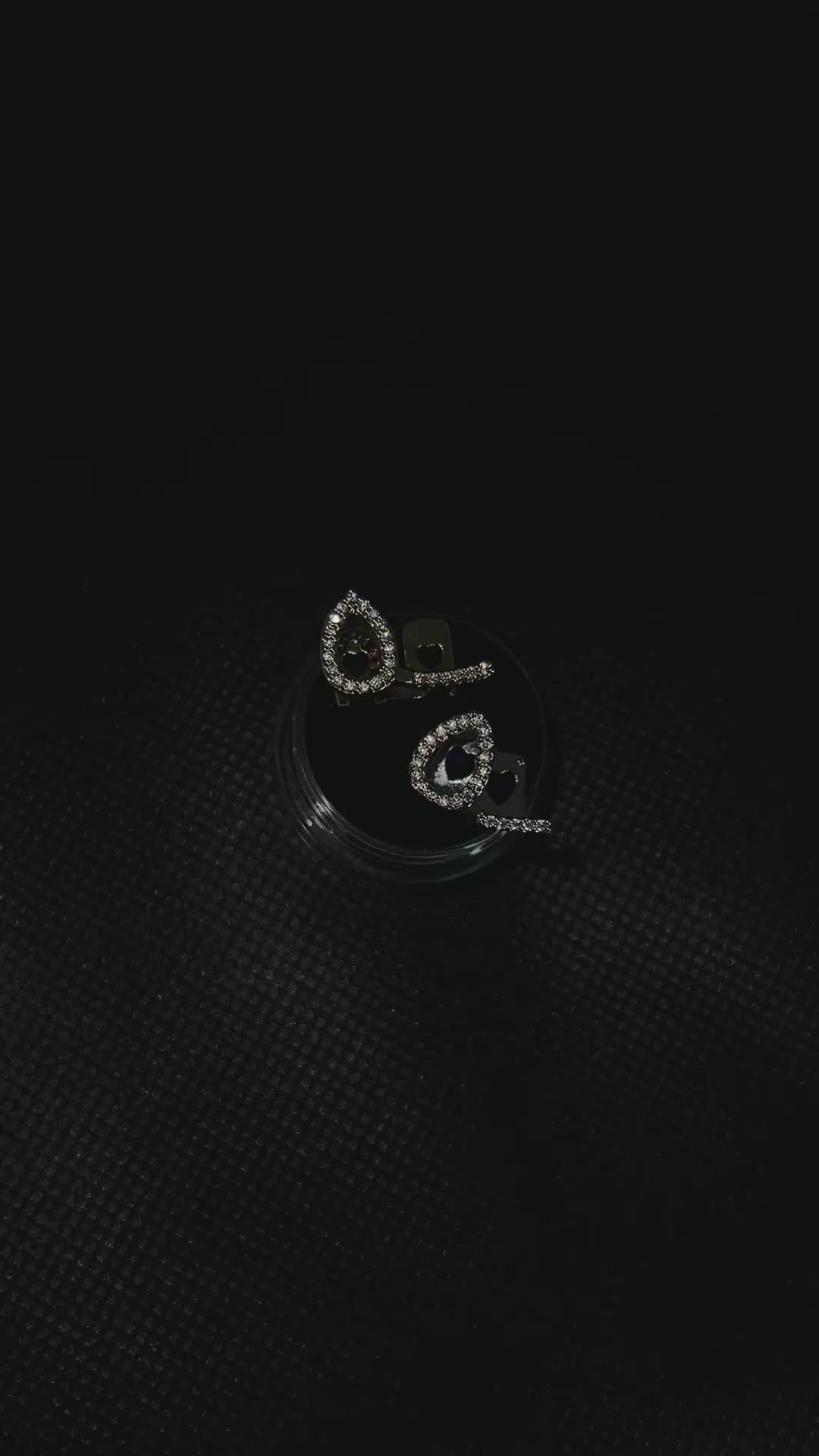 Teardrop-shaped grillz with a lower bar